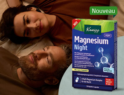 Un homme et une femme allong&eacute;s sur un lit