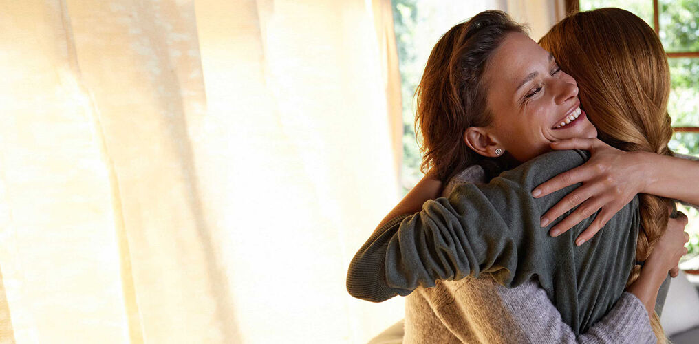 Hanna et Agn&egrave;s s'&eacute;treignent.