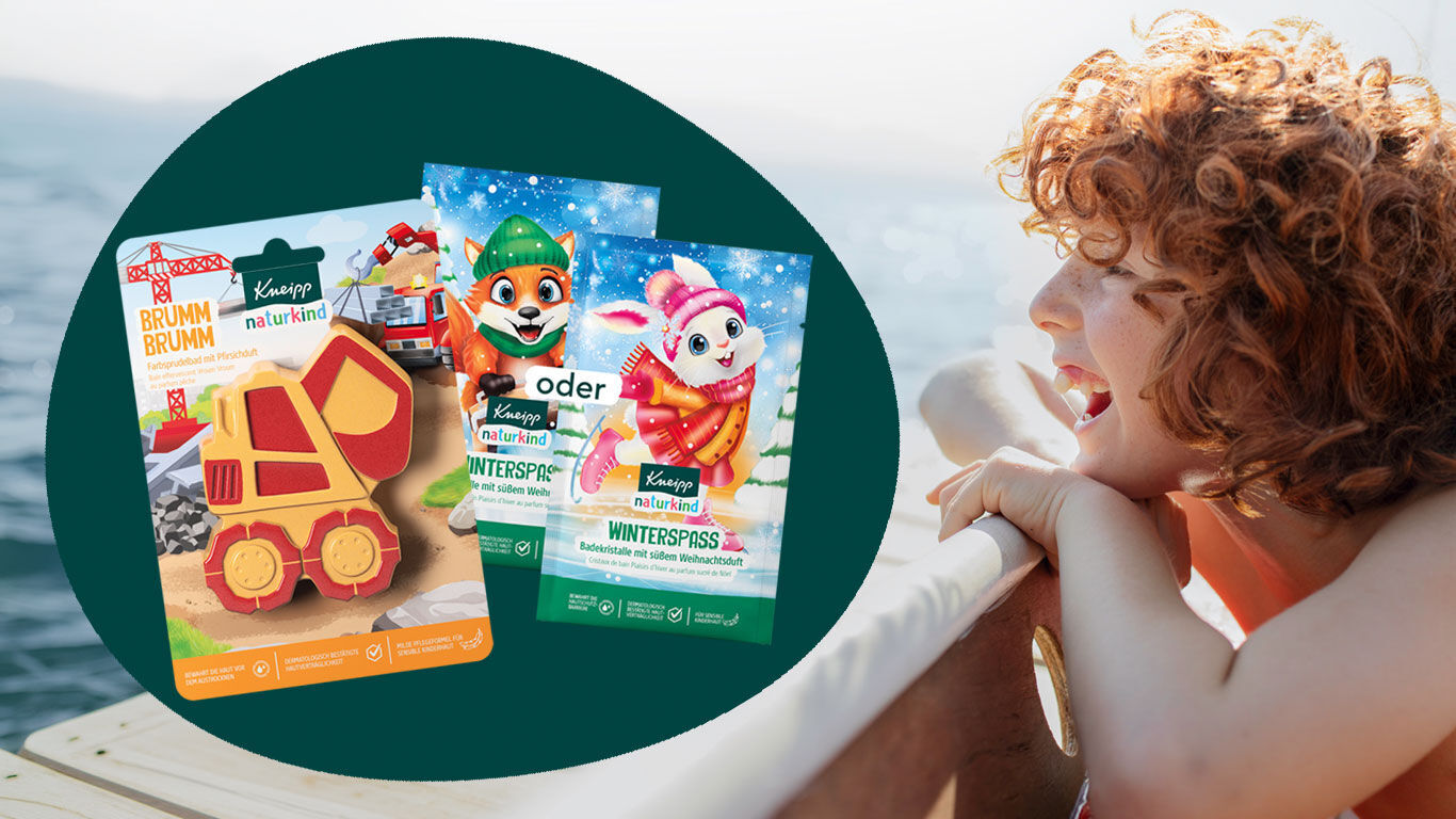 Un enfant aux cheveux roux qui regarde la mer et les nouveaux produits.