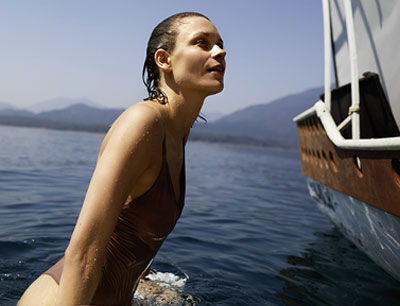 Femme dans la mere en bateau