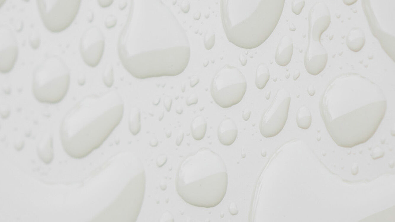 Texture d'huile sur une surface blanche