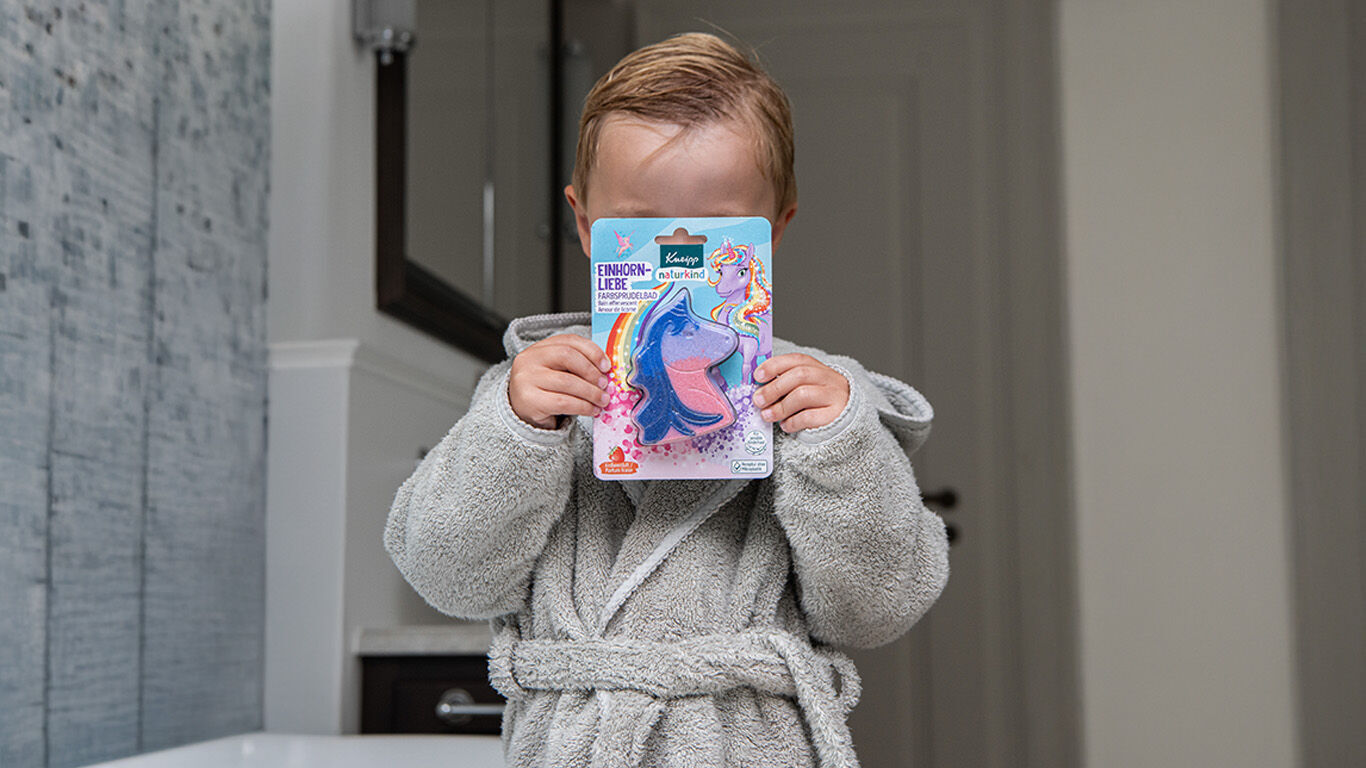 Enfant sur le dos d'une femme.