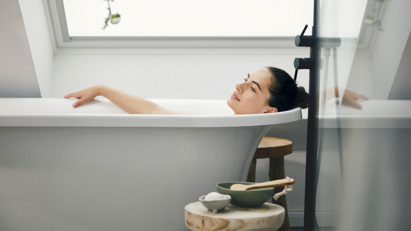 Femme se détendant dans une baignoire
