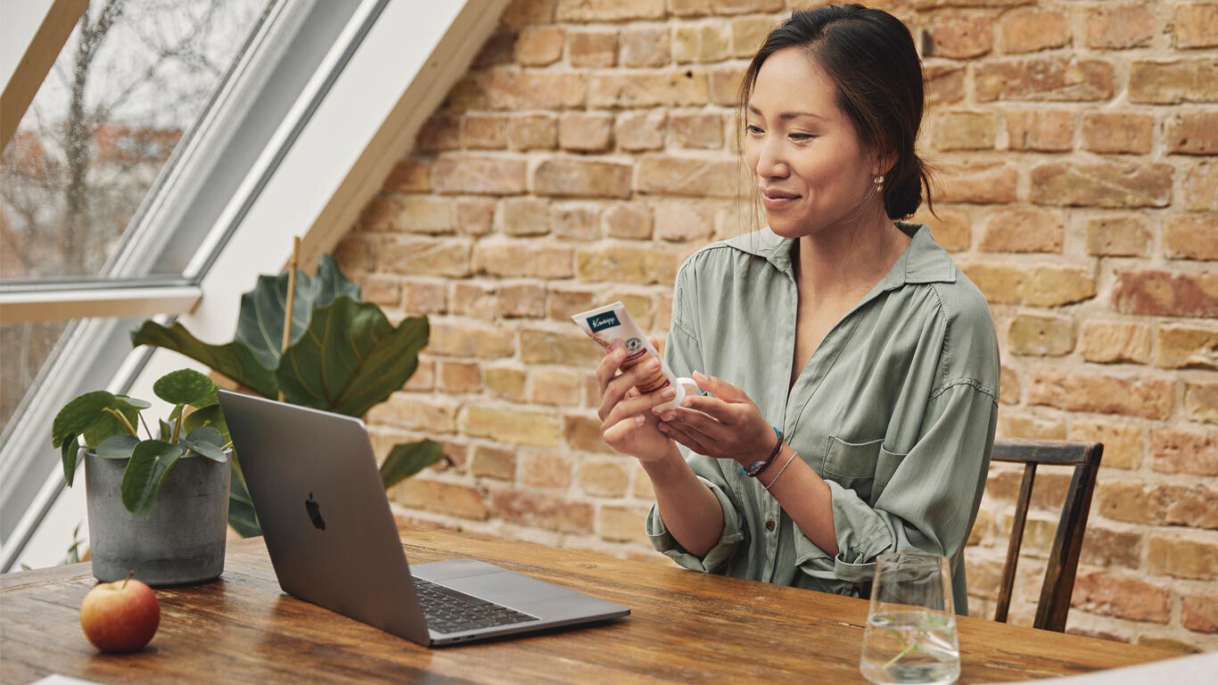 Une femme travaille à un poste de travail bien rangé.