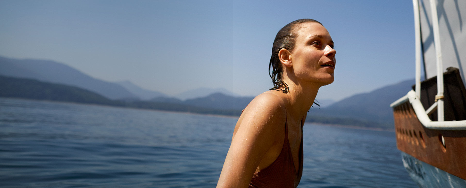 Femme dans la mere en bateau