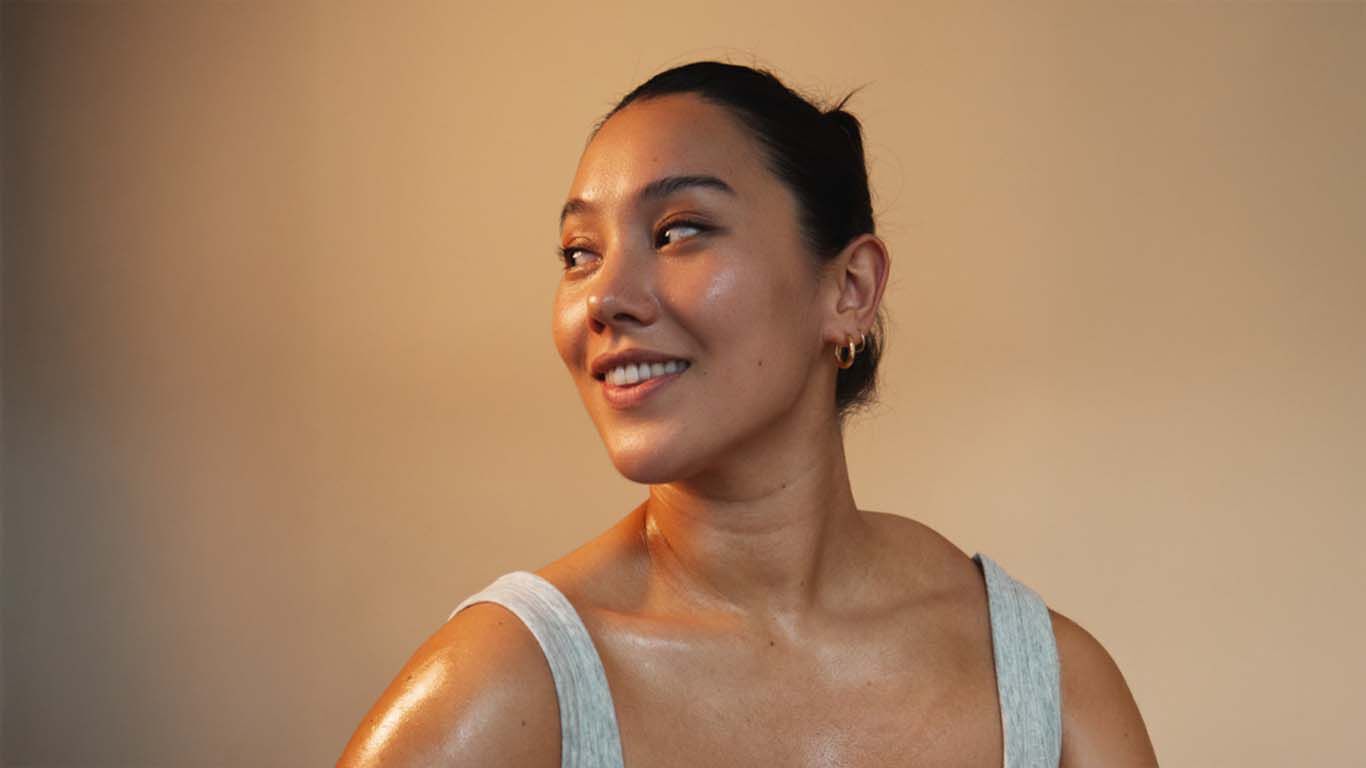 La femme regarde son côté gauche et rit de bon cœur