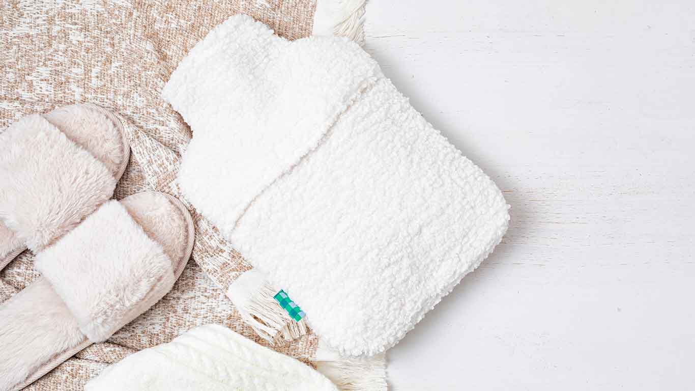 Bouillotte avec enveloppe moelleuse.