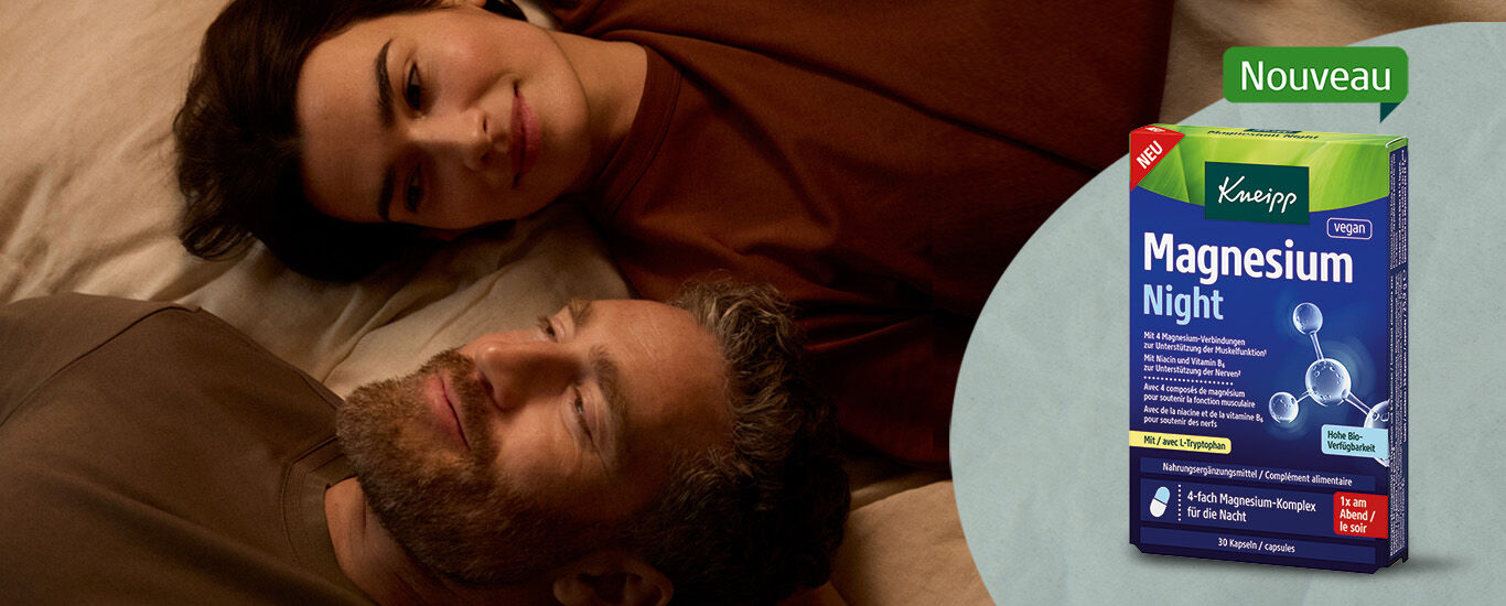 Un homme et une femme allong&eacute;s sur un lit