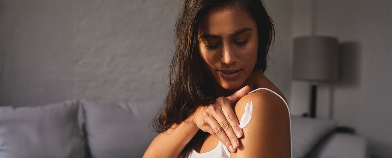 Femme appliquant une cr&egrave;me