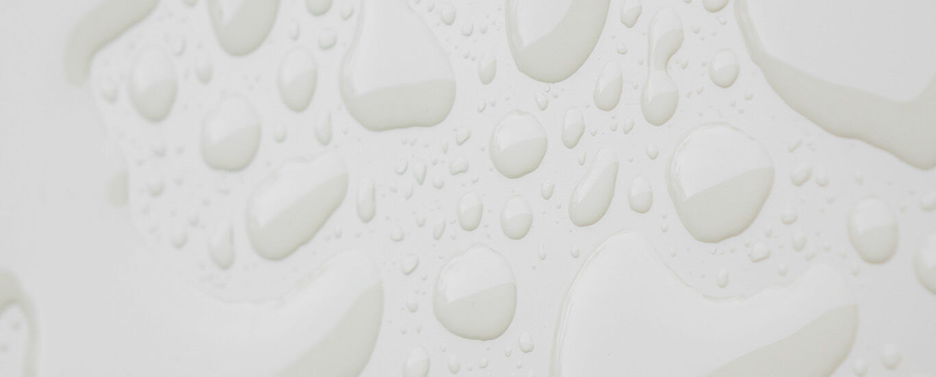 Texture d'huile sur une surface blanche