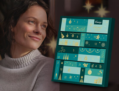 Femme souriante avec illustration du calendrier de l'Avent au premier plan