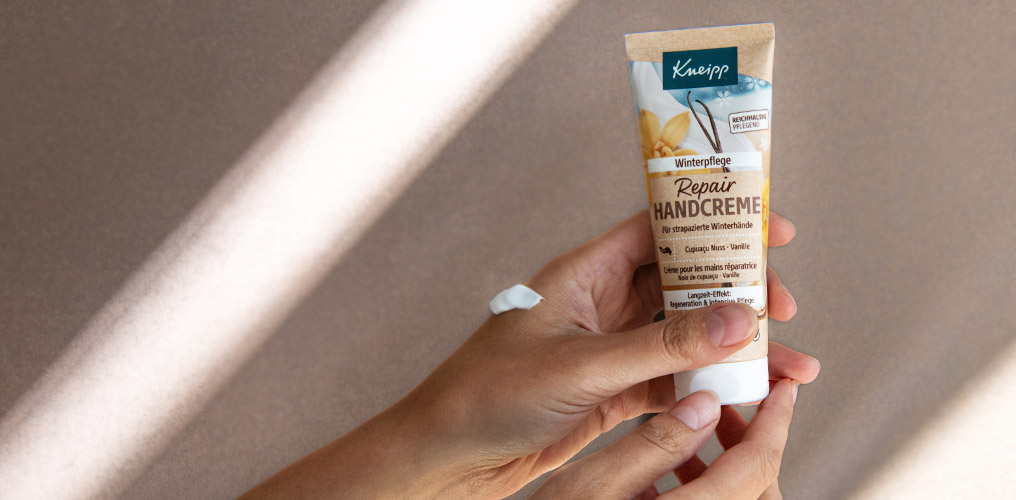 Žena drž&iacute; v ruce tubu kr&eacute;mu na ruce s pap&iacute;rov&yacute;m obsahem