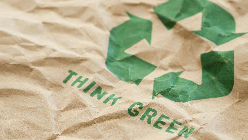 Pap&iacute;rov&aacute; ta&scaron;ka z recyklovateln&eacute;ho pap&iacute;ru