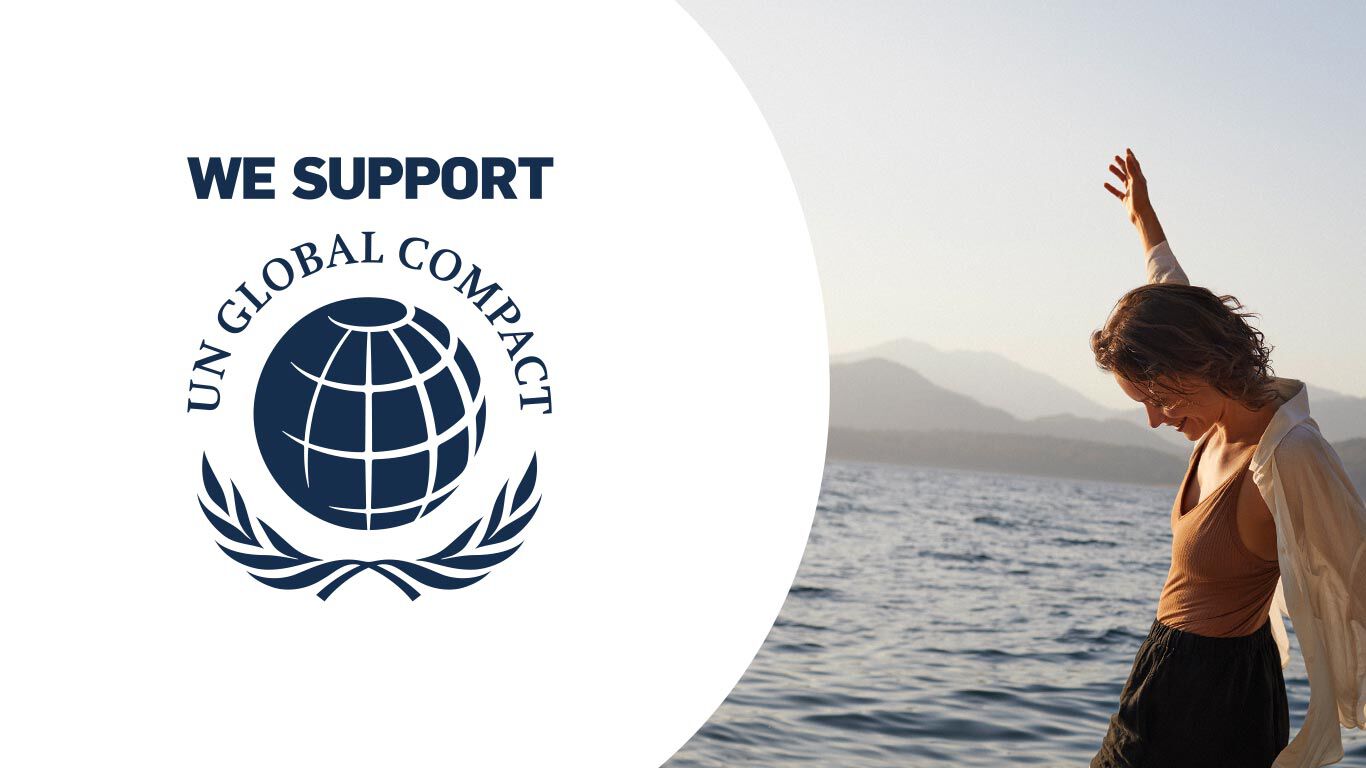 Logo Podporujeme UN Global Compact, vedle něj atmosférický obrázek tančící ženy, v pozadí moře