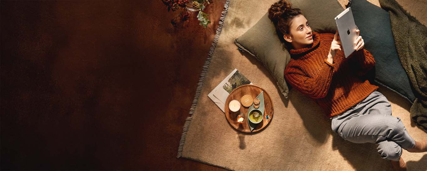 Žena s br&yacute;lemi stoj&iacute; venku se smartphonem.