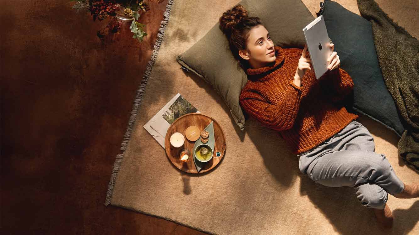 Žena s br&yacute;lemi stoj&iacute; venku se smartphonem.