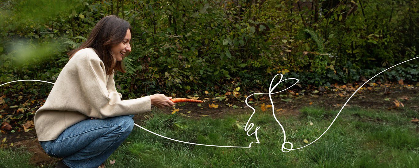 Fotografie ženy s mrkví, kterou očichává ilustrace králíka. Sdělení: Kneipp je proti utrpení zvířat a testování na zvířatech.