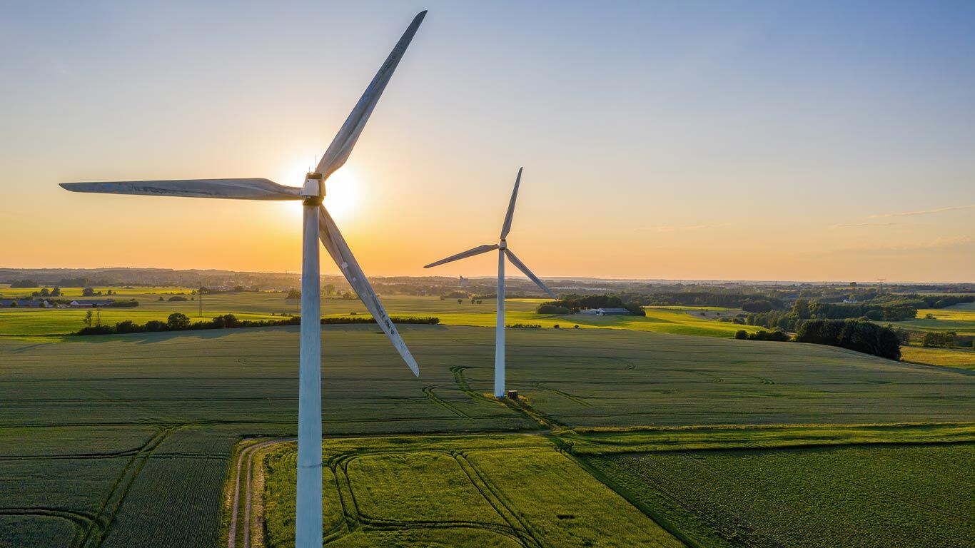 Imagen de aerogeneradores en campos