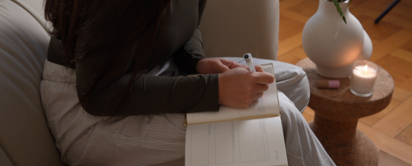 Mujer escribiendo en su libreta