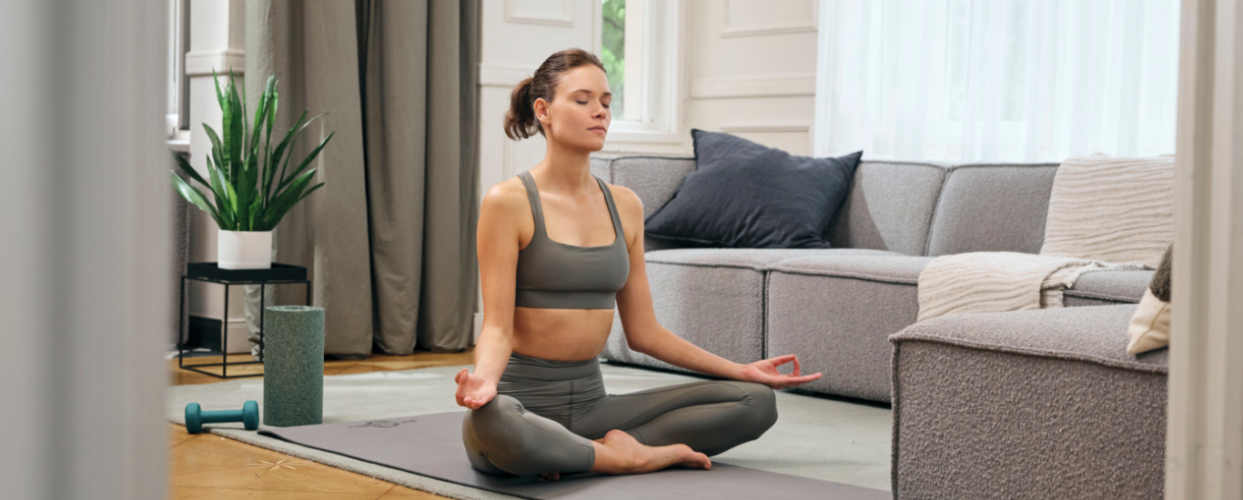 Mujer respirando tranquilamente en posicion de yoga