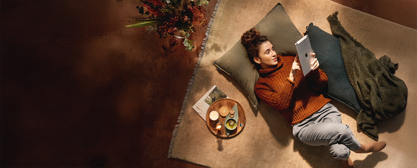 Mujer tumbada en el suelo dibujando