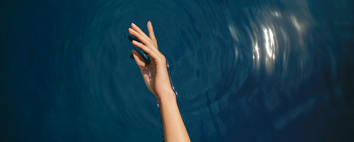 La mano en el agua.