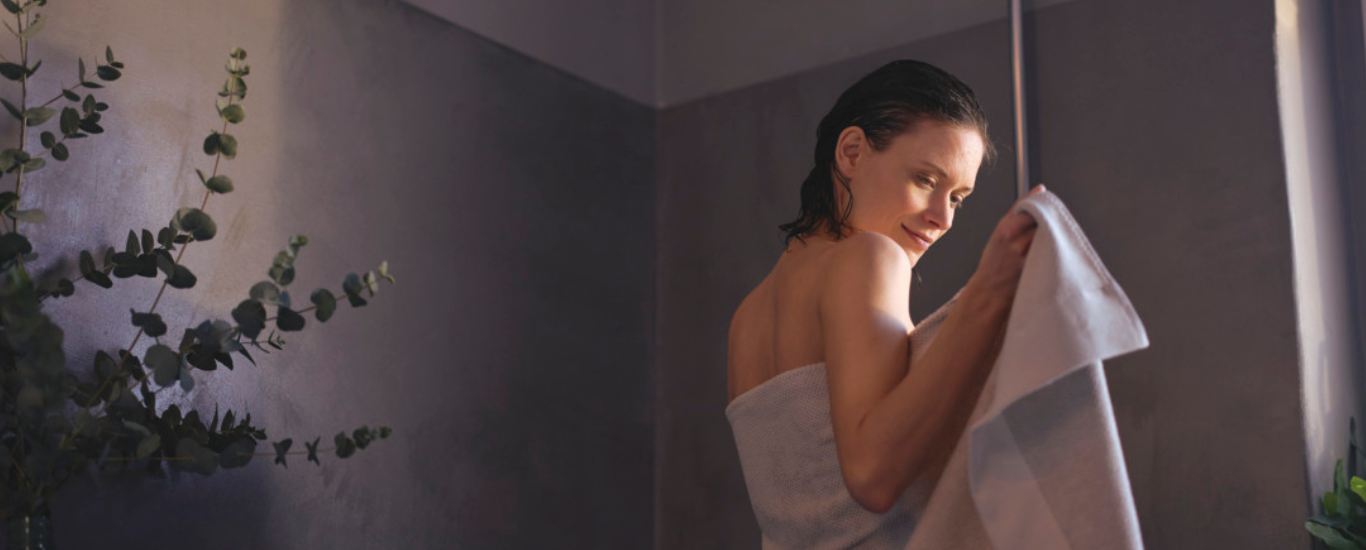 Mujer saliendo de la ducha