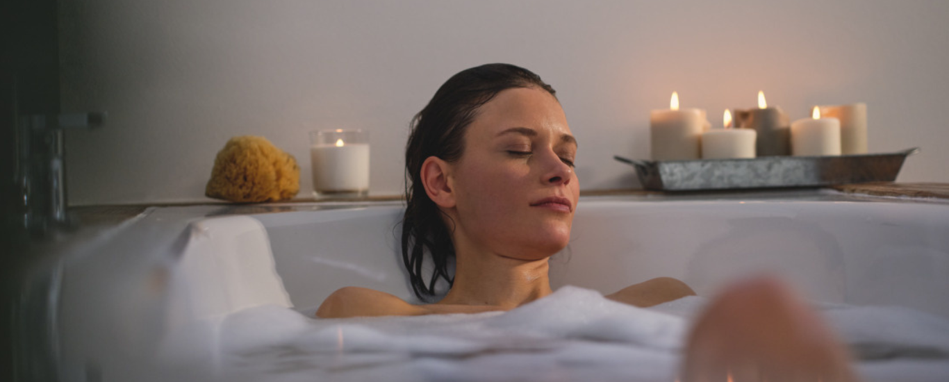 Mujer tomando un ba&ntilde;o