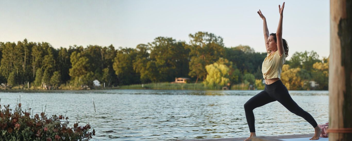 Mujer haciendo yoga al aire libre
