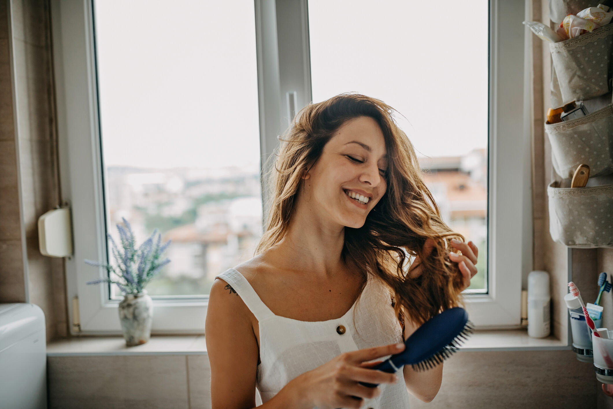 mujer pein&aacute;ndose su melena