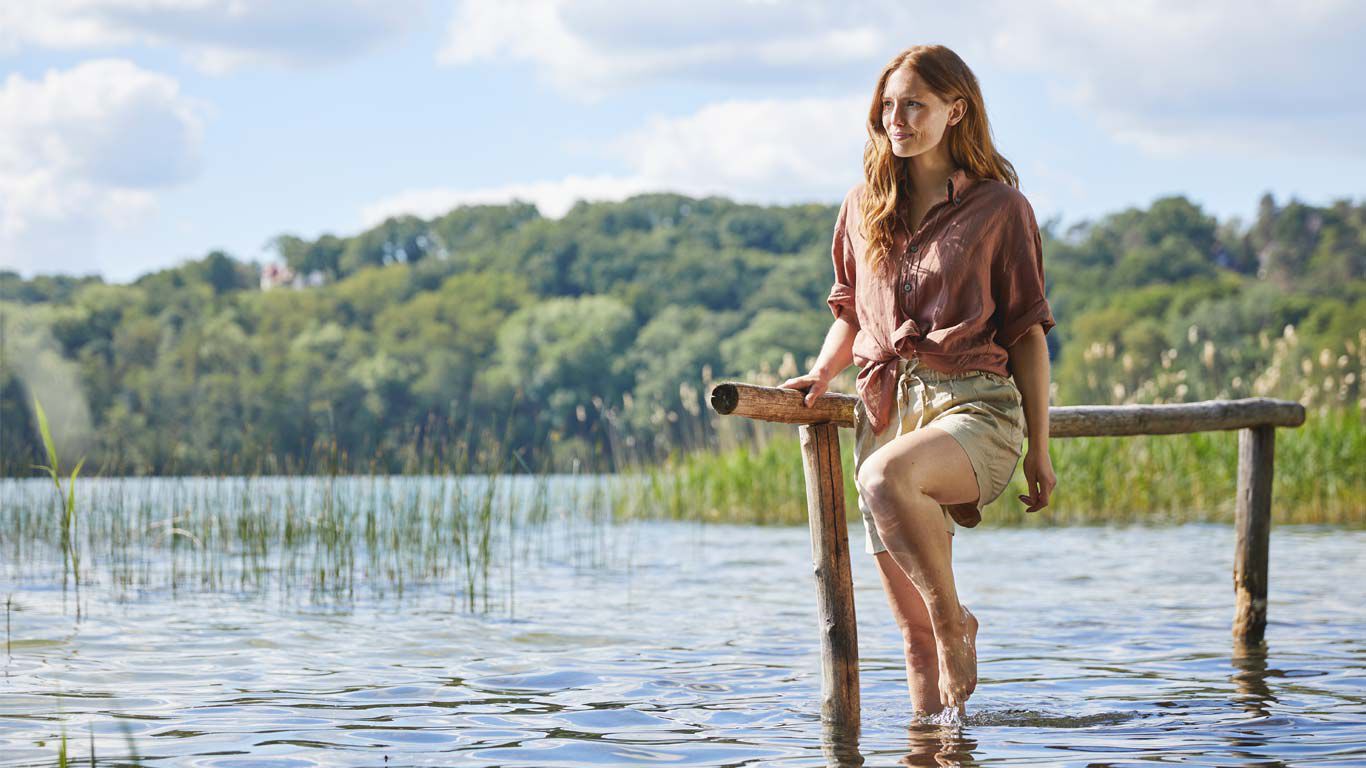 Femme marchant dans l'eau d'un lac. 