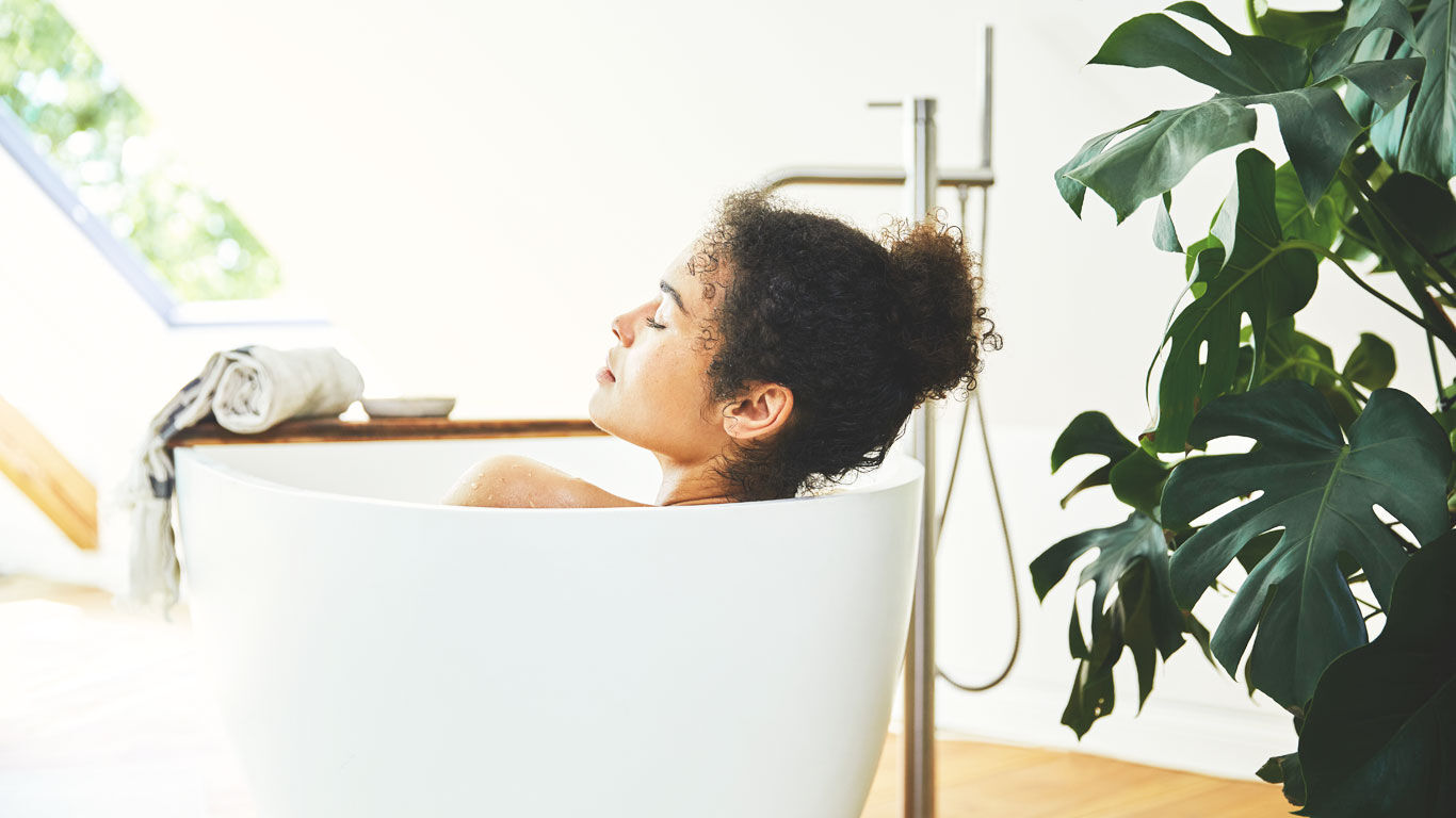 Une femme se détend dans la baignoire.