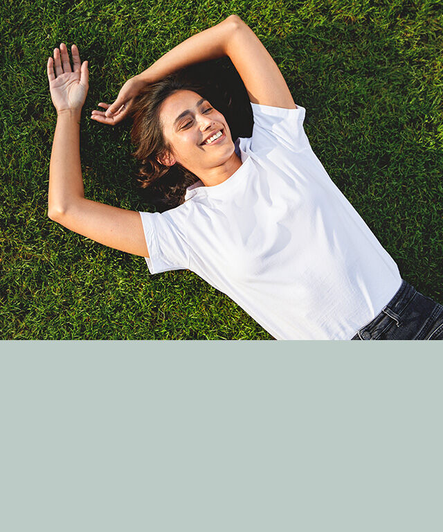 Kneipp. femme allongée dans l'herbe.