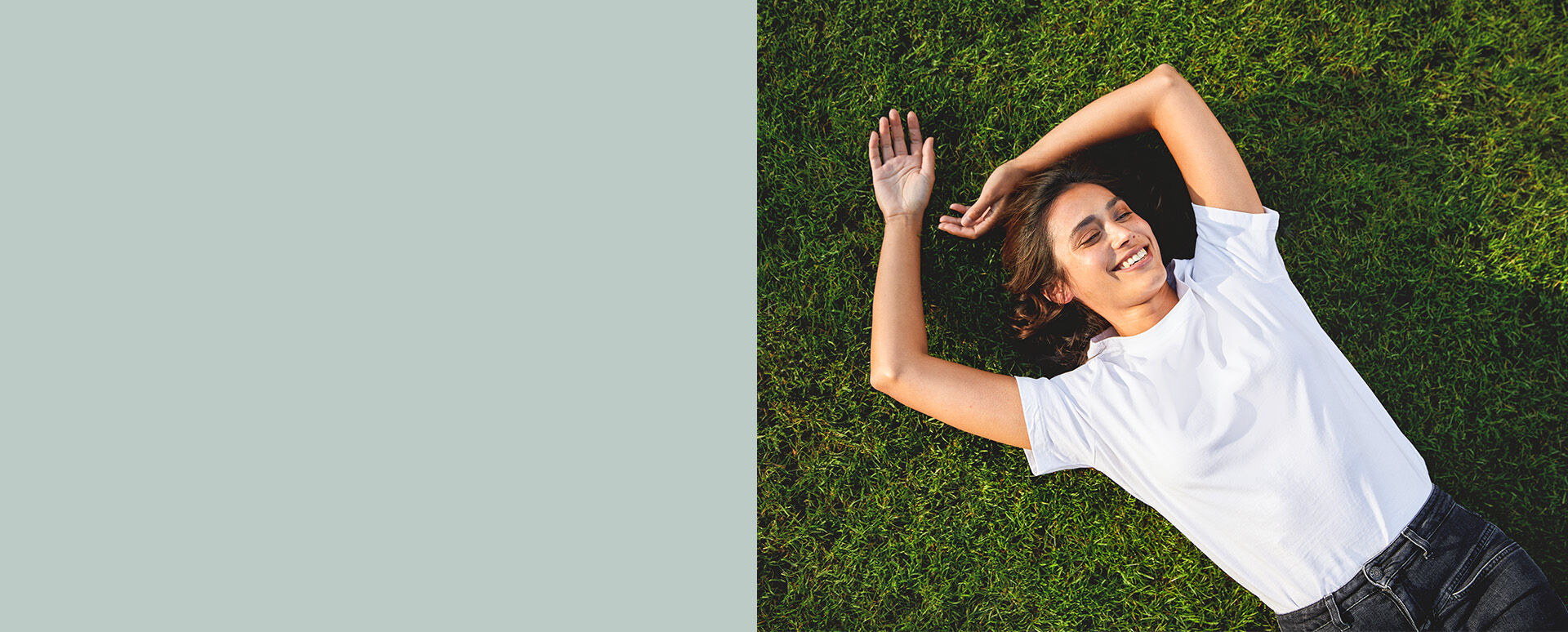 Kneipp. femme allongée dans l'herbe.
