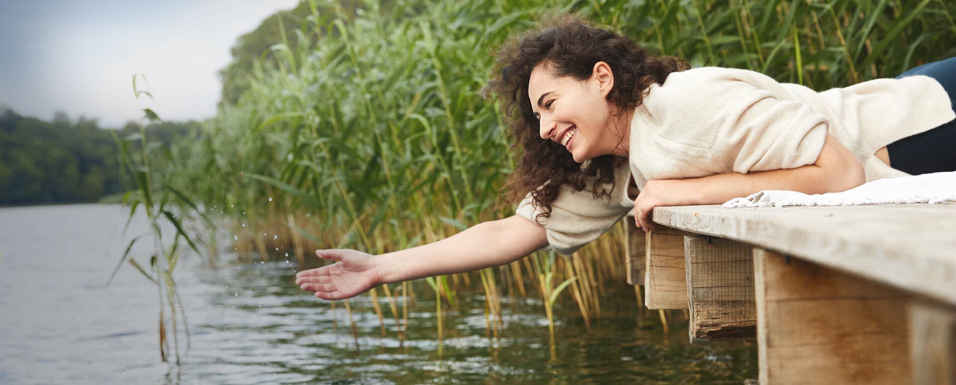 Sebastian Kneipp's findings are more relevant today than ever before. In the picture, a woman is enjoying the cool waters of a lake.